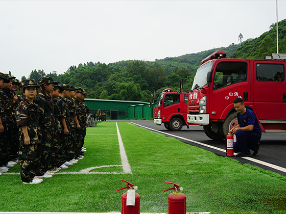 軍事夏令營(yíng)